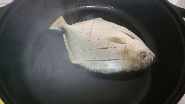 红烧金鲳鱼,起锅热油，放入金鲳鱼
