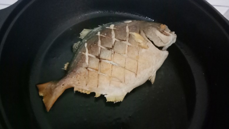 红烧金鲳鱼,煎至两面微焦