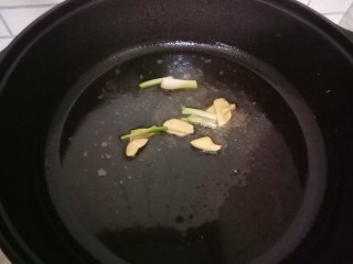 红烧金鲳鱼,锅里还剩了底油，不用再加油了，接着放入姜葱爆香
