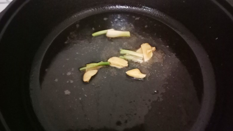 红烧金鲳鱼,锅里还剩了底油，不用再加油了，接着放入姜葱爆香