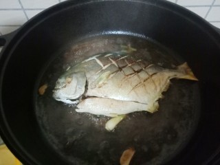红烧金鲳鱼,放入金鲳鱼，煮两三分钟，中途翻面。