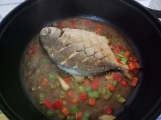 红烧金鲳鱼,然后放入青红椒，煮至收干汁，也需要翻一下鱼哦