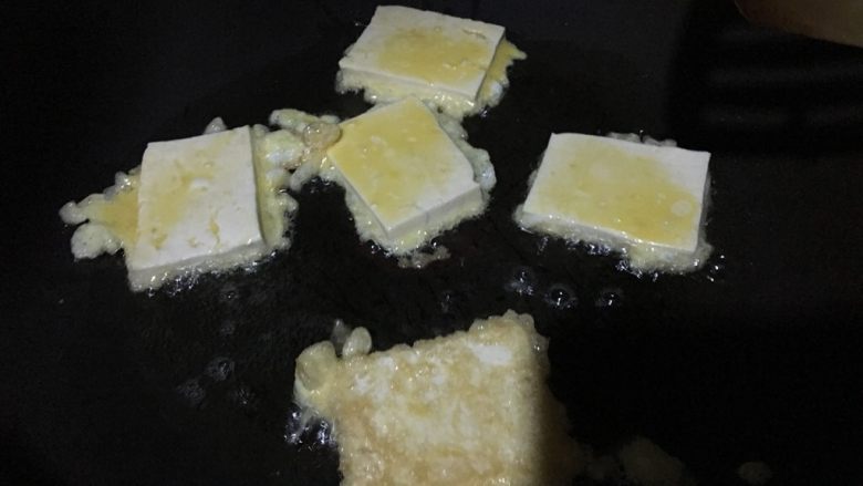 蚝油嫩豆腐,放入包裹了鸡蛋淀粉液的嫩豆腐两面煎至微黄