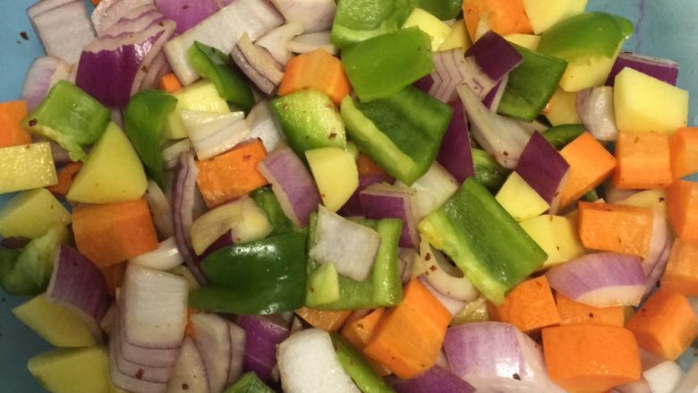三汁焖锅,蔬菜中加一小勺盐和辣椒面，拌匀