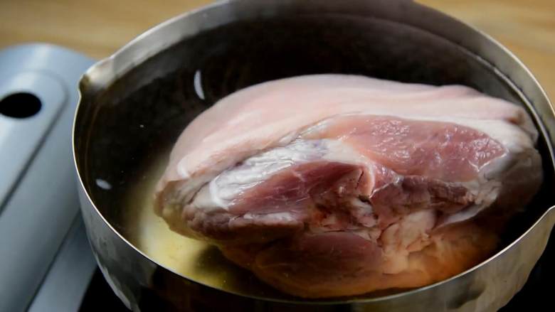 私房红烧肘子—这样吃肉才是真的过瘾,肘子洗净入冷水锅，加入姜片、料酒2勺。