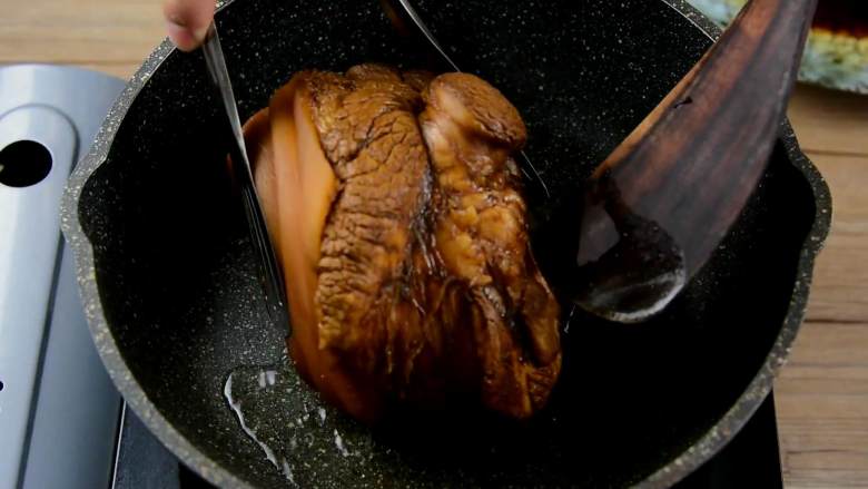 私房红烧肘子—这样吃肉才是真的过瘾,锅中倒2勺油，烧至5成热，小火将肘子表面煎至微焦（每一面都要煎到）。