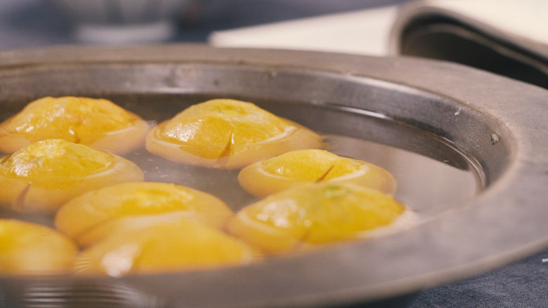 《北宋·橘饼》,去涩，浸入石灰水中，腌制6小时，然后倒入沸水，煮至6-10分钟
