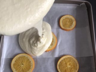 橙子蛋糕卷,倒入面糊