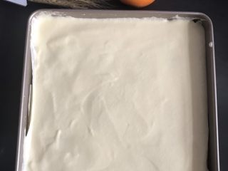 橙子蛋糕卷,用刮刀摸平表面，轻轻震几下，震出大气泡，放入预热好的烤箱 150度20分钟