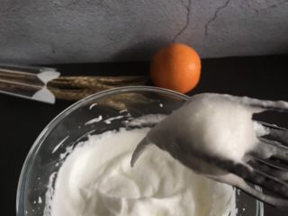 橙子蛋糕卷,蛋白打发至硬性偏软，大弯钩的状态就可以