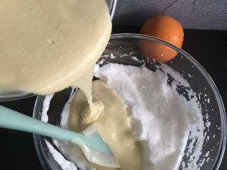 橙子蛋糕卷,再把翻拌好的蛋黄糊倒入剩余蛋白糊中