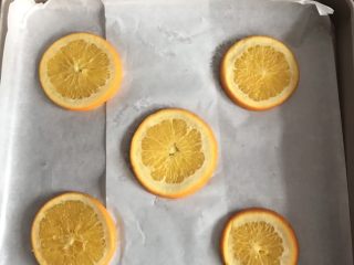 橙子蛋糕卷,把橙子片摆入铺好油纸的模具中