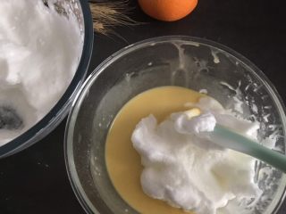 橙子蛋糕卷,取三分之一蛋白糊倒入蛋黄糊中