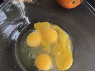橙子蛋糕卷,碗中打入四个蛋黄，倒入50g玉米油，10g糖，60g橙子水，搅拌均匀