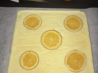 橙子蛋糕卷,出炉后倒扣在油纸上，撕去上面的油纸，晾凉