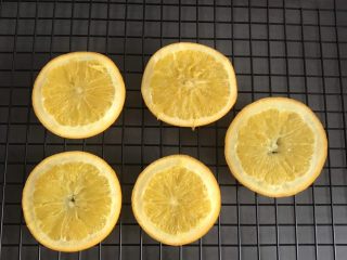 橙子蛋糕卷,拿出来沥干水份 晾凉，煮过的橙子水晾凉备用