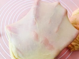 波兰种——香葱肉松手撕面包,出膜
重新滚圆面团，进行一发至2倍到2.5倍大