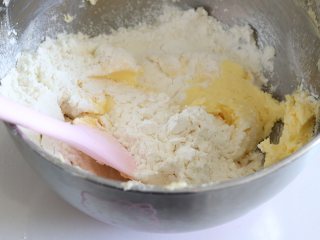 醇香酥脆的曲奇饼干（曲奇枪版），冬日温暖小零食,筛入低筋面粉和奶粉的混合物。