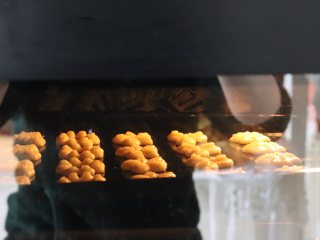 醇香酥脆的曲奇饼干（曲奇枪版），冬日温暖小零食,提前170度预热烤箱，以170度12分钟的烤制时间，边缘上色即可。烤的时候，尽量多隔着烤箱门观察曲奇上色情况。烤箱不同，需根据自家烤箱调整温度时间。
