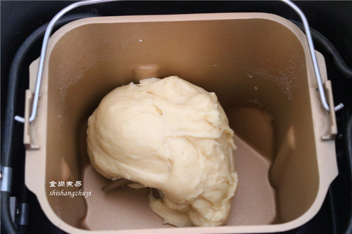 脆皮肠小面包,遮上面包机盖子，启动和面模式30分钟，直到和面程序结束后，关掉电源，将面包留在面包机内进行自然发酵；