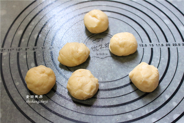 脆皮肠小面包,将发酵好的面团取出排气，将面团分出6个小面团，揉至光滑后，盖上保鲜膜静置醒发15分钟；