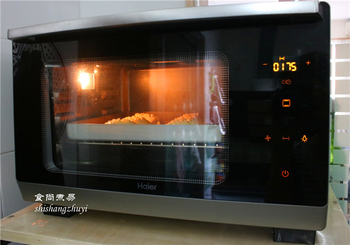 脆皮肠小面包,放入预热好的烤箱中层，以175度，上下火烘烤15—18分钟即可。