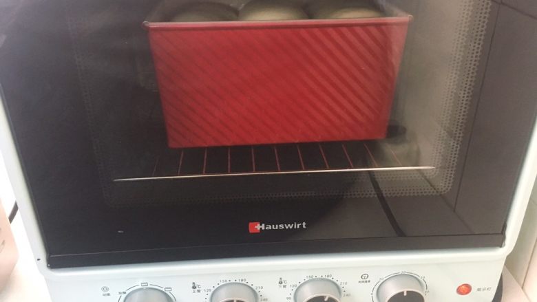 烫种吐司,上火170度，下火180度，将模具放入烤箱下层，烘烤30分钟，10分钟后加盖锡纸；