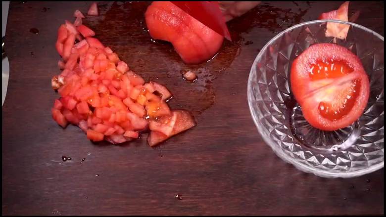 每日一份健康食谱之番茄黄豆，看了就想吃,<a style='color:red;display:inline-block;' href='/shicai/ 59'>番茄</a>去皮切小丁装碗。