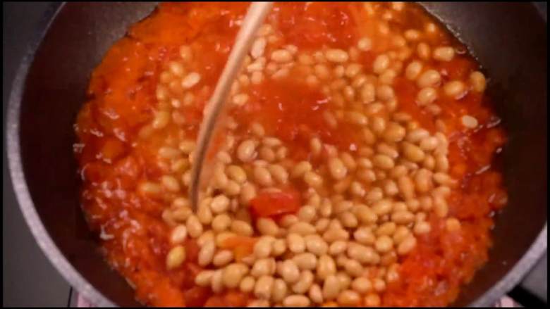 每日一份健康食谱之番茄黄豆，看了就想吃,倒入黄豆再次煮沸后转小火。