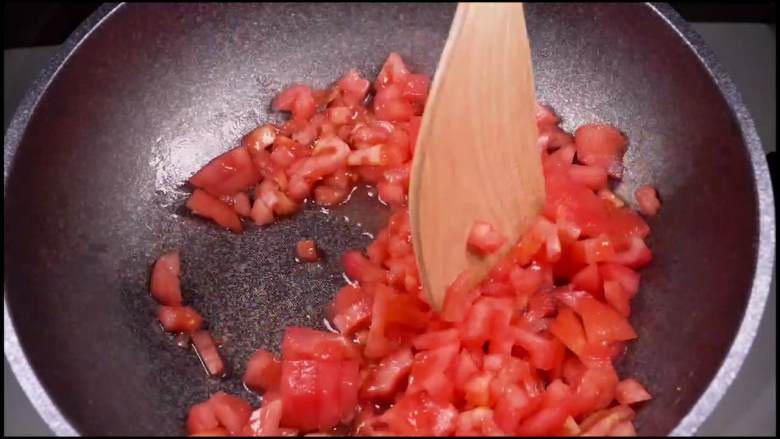 每日一份健康食谱之番茄黄豆，看了就想吃,番茄入锅翻炒后加水煮沸