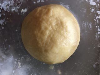 咸蛋黄酥饼干,揉成光滑面团，如果有面包机可以多揉一会儿，揉好后放保鲜袋松弛半小时