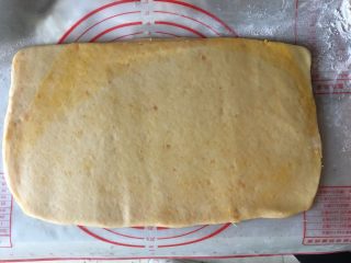 咸蛋黄酥饼干,再擀成长方形面片，如此操作3次，最后擀成长放心薄面片，尽量擀薄一点