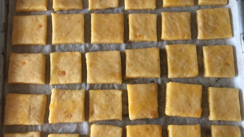 咸蛋黄酥饼干,切成三四厘米的小正方形