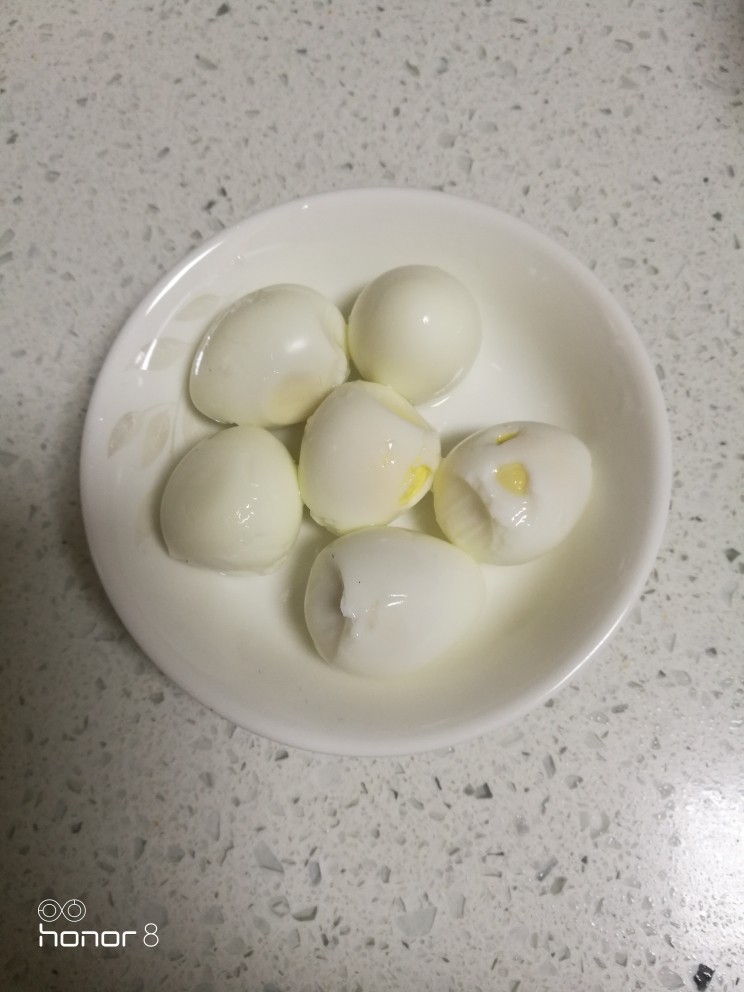 菜谱#豆泡海鲜煲#[创建于29/11~2018],然将鹌鹑蛋的外壳剥去，备用。