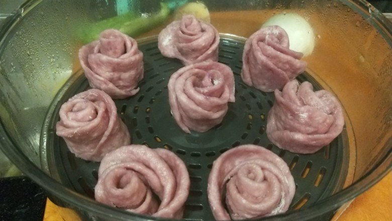 新文美食  玫瑰花卷,整理成型放入蒸锅中。