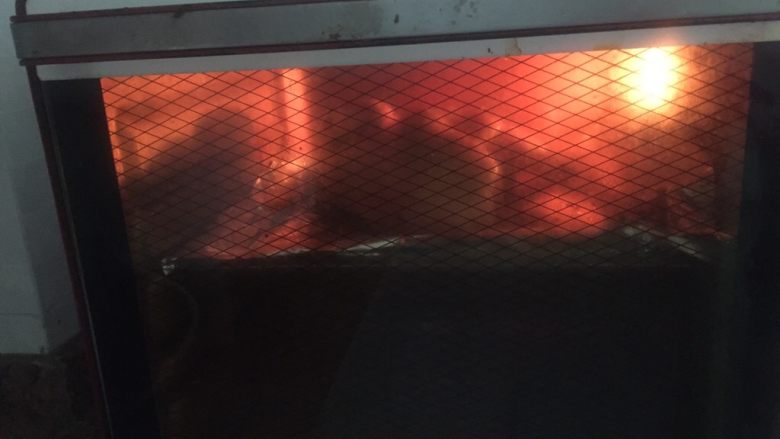 洋葱烤鸡,上下火250度40分钟。