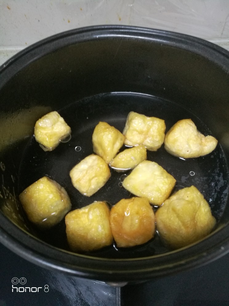 菜谱#豆泡海鲜煲#[创建于29/11~2018],起汤锅注水，放入豆泡，烧开。