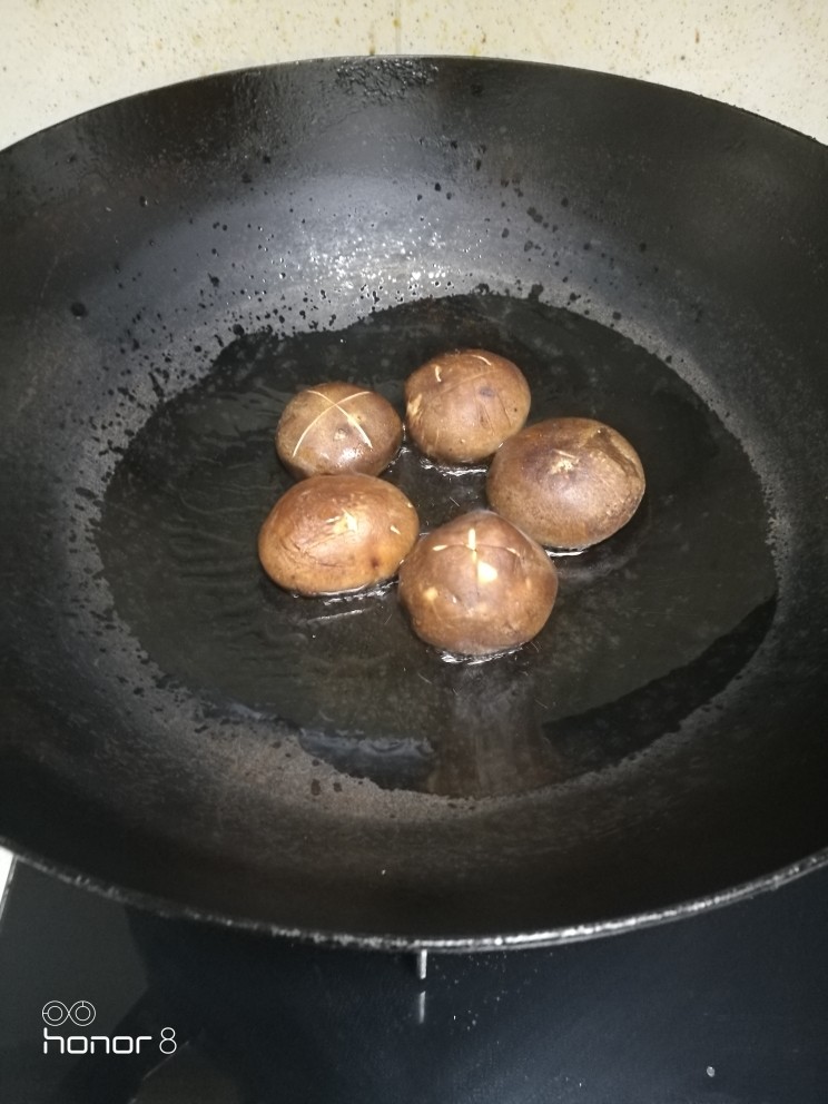 菜谱#豆泡海鲜煲#[创建于29/11~2018],起锅注油，加入划十字花刀的香菇。