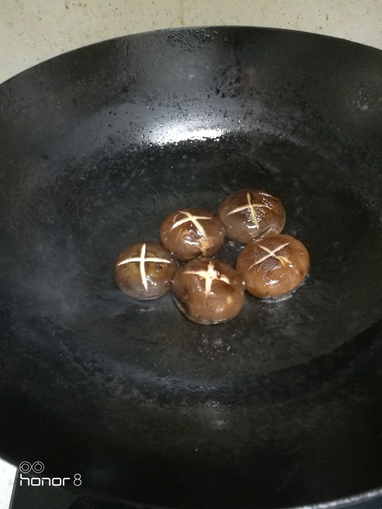 菜谱#豆泡海鲜煲#[创建于29/11~2018],煸香菇，使其变香。