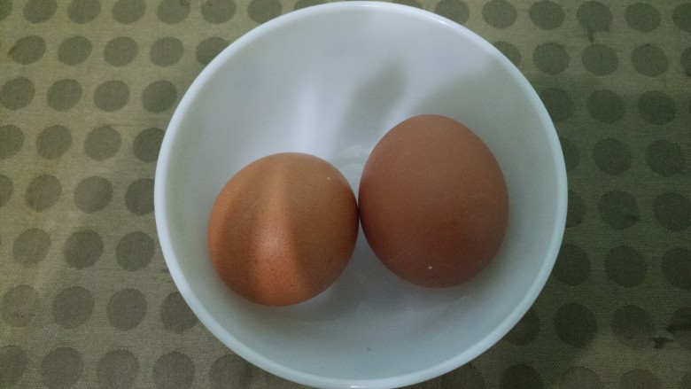 蛋黄溶豆,先准备两个鸡蛋。