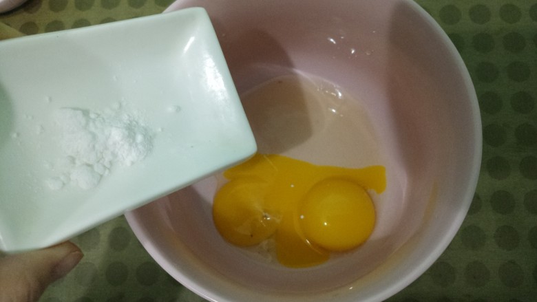 蛋黄溶豆,打入碗中，加入糖粉。