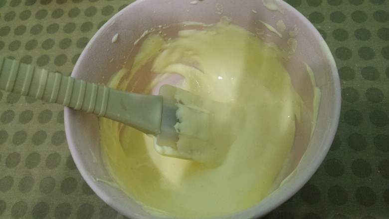 蛋黄溶豆,再用刮刀翻拌均匀，不要画圈搅拌。