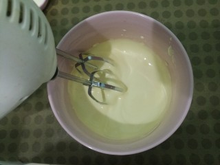 蛋黄溶豆,然后用电动打蛋器，打发15分钟。