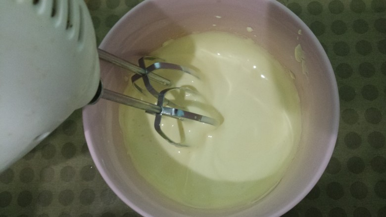 蛋黄溶豆,然后用电动打蛋器，打发15分钟。