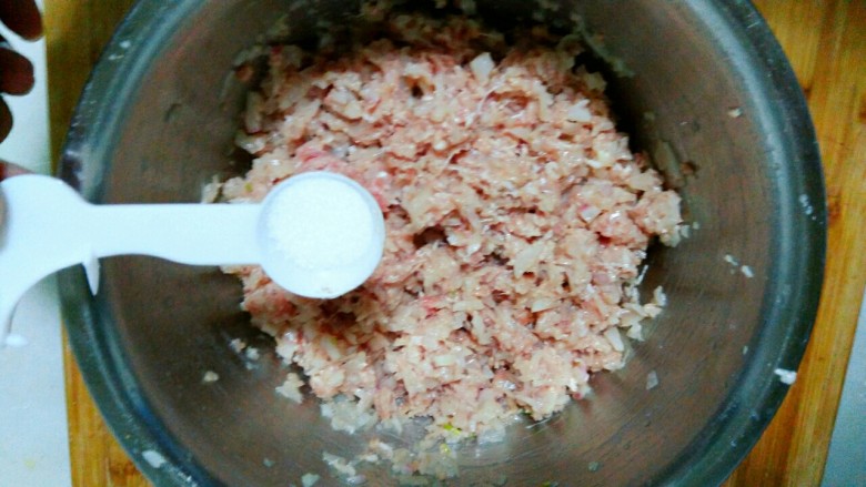 牛肉大萝卜煎饺,把牛肉放入盆里，加入盐
