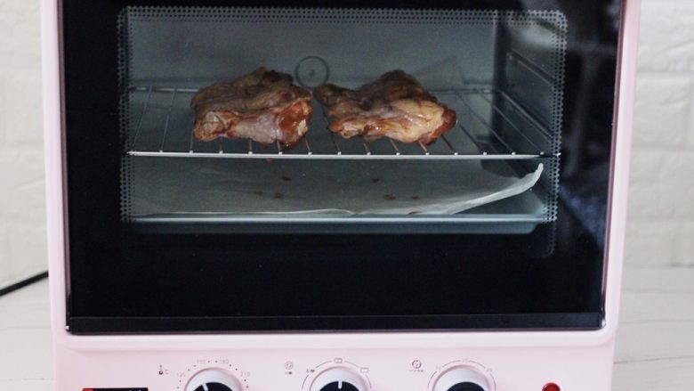 秘制叉烧酱烤鸡根,预热好的烤箱，放入鸡根，底火190度、上火180度烤15分钟。