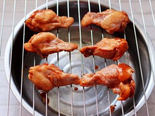 秘制叉烧酱烤鸡根,把腌好的鸡根取出，恢复室温，放在烤架上。