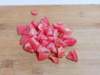 酸甜开胃～番茄金针菇冬瓜汤,番茄洗干净切块！