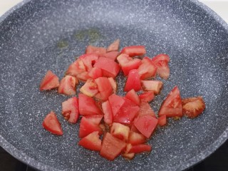 酸甜开胃～番茄金针菇冬瓜汤,起油锅，加入切好的番茄煸炒！