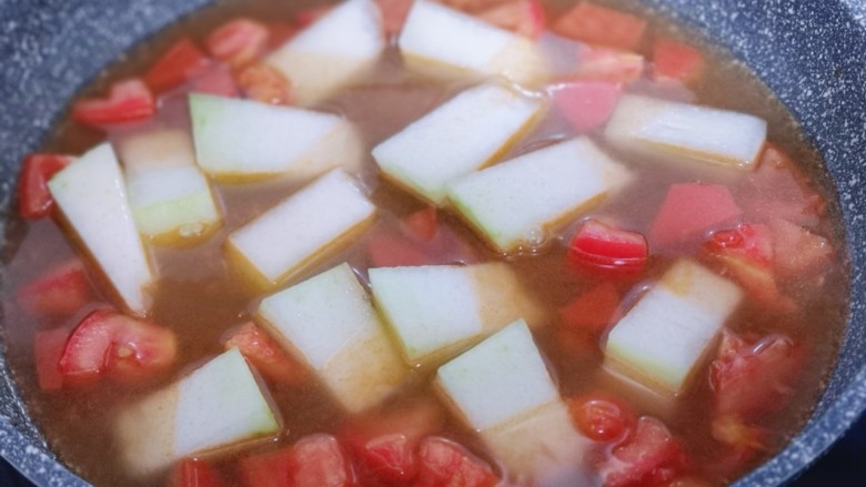 酸甜开胃～番茄金针菇冬瓜汤,待番茄炒碎，加入一小碗纯净水！